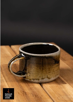 Handled cup from the Sälzer wood-fired kiln by Annette Pfister