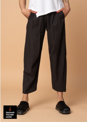 7/8 trousers made from great material by LURDES BERGADA in black