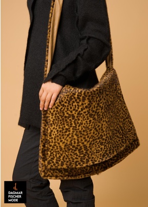Schultertasche aus Rindsleder von RUNDHOLZ in leo light