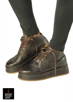 Hohe Schnürschuhe aus Lammleder von RUNDHOLZ in black
