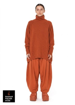 Long knitted blouse by SORT AARHUS in ambra & spice